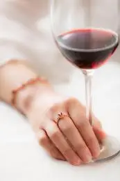 拿红酒杯的女人手部特写