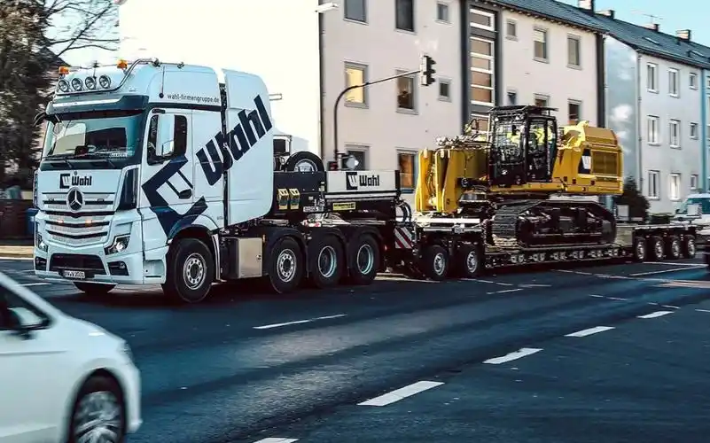 奔驰arocs 8×4运输卡特352 uhd挖掘机