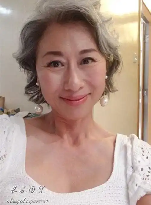 60岁叶倩文近照满头白发皱纹明显昔日歌坛天后如今变成这样了