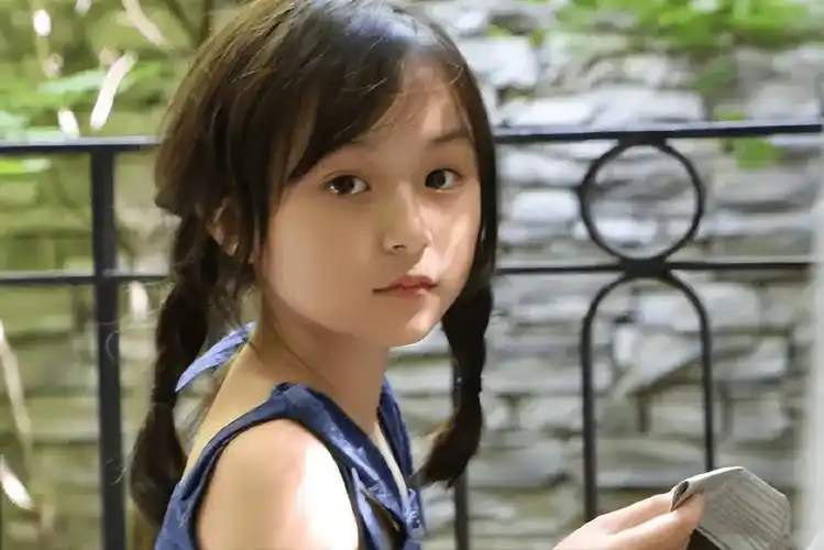 刘楚恬:2岁出道年入百万,因长相甜美被禁止整容,如今长成啥样_父母