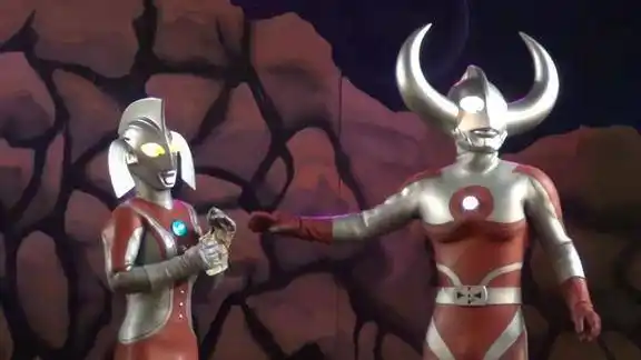 奥特之父送给奥特之母一枚戒指一头怪兽出现搅了局