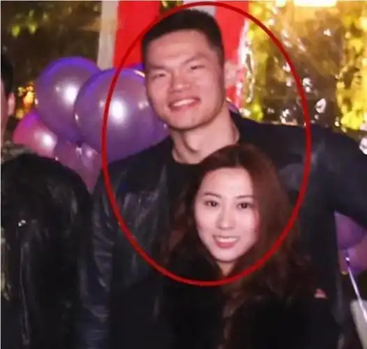 据说,朱芳雨在婚姻中出轨,引发了胡美的愤怒和公众的广泛关注.