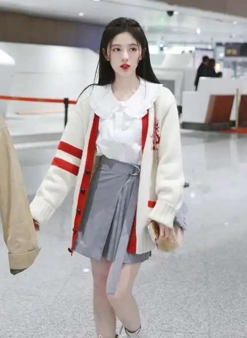 我看到鞠婧祎穿百褶裙编织开衫,变成了"日系学生妹",清纯到回家.