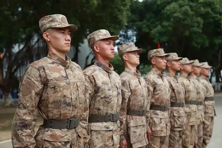 穿21式军装授衔新兵太帅了