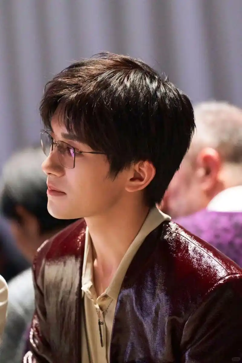 易烊千玺e盛典佩戴林德伯格眼镜 易烊千玺在这场盛典上的造型简直让人