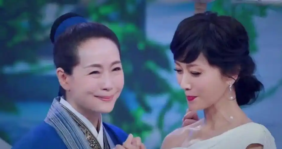 看看69岁赵雅芝,再看看60岁的叶童,自然老去和医美老去的差距一目了然