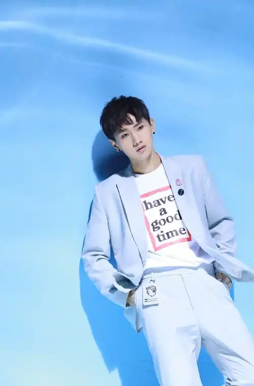 简介:汪苏泷帅气复古写真图片,分享一组汪苏泷图片给大家,图中的明星