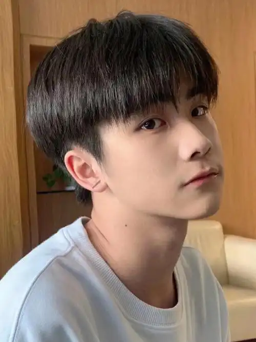 长长碎碎的刘海在眼睛附近  若即若离的感觉两侧鬓角一定不要露头皮