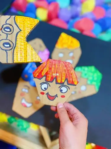 纸壳废物利用创意人头57岁