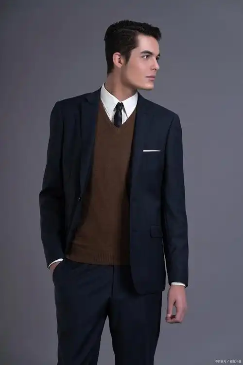 而在穿着西装时,如何选择合适的内搭也是非常重要的.