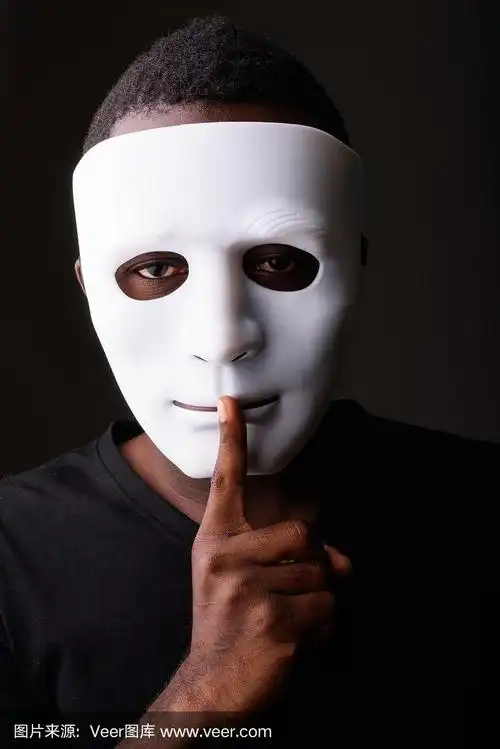 摄影棚拍摄的年轻非洲黑人男子在黑暗的房间里戴着面具,把手指放在