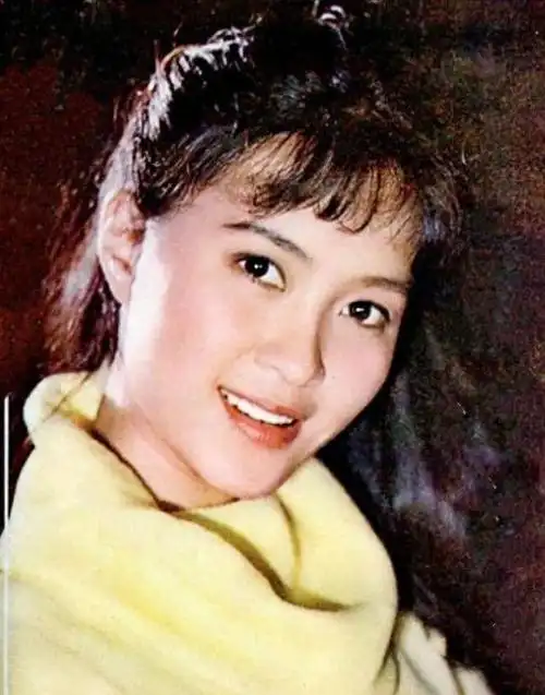 曾经是影坛女神的方舒,因其俊美的容貌和杰出的表演技巧而受到了众多