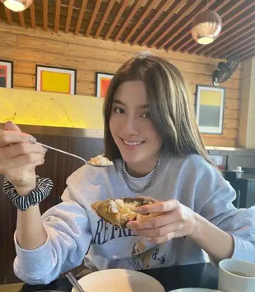 林峯前女友吴千语晒美照,穿格纹套装太甜美,对镜甜笑更是抢镜|林峰