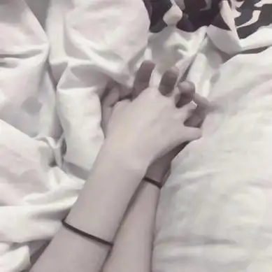 情侣牵手图片头像高清恩爱的情侣手牵手只露手照片头像