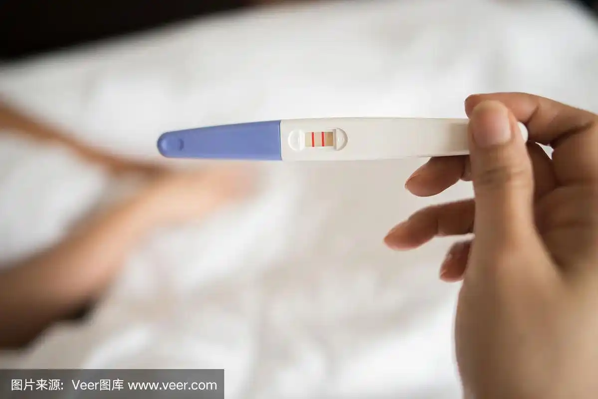 年轻女子手握验孕棒