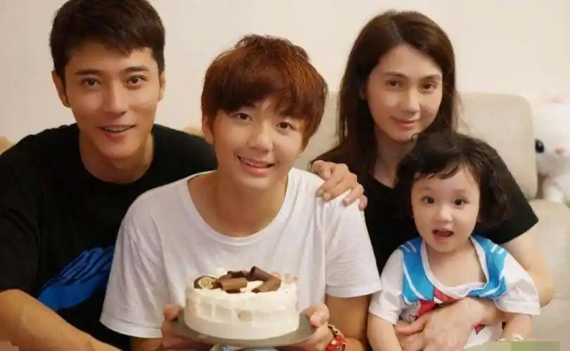 有种人生赢家叫洪欣大儿子成当红偶像女儿灵气十足好可爱