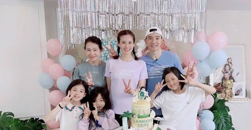 刘畊宏女儿小泡芙开国风趴庆生吴尊太太子女捧场_生日_爸爸_节目