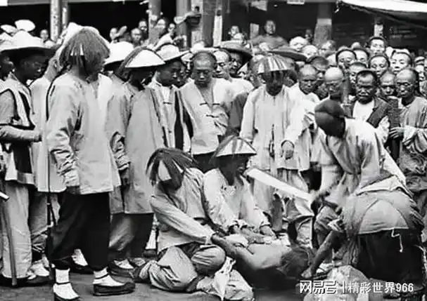 1905年王维勤被活剐凌迟时一张罕见留影面向人群一脸的绝望