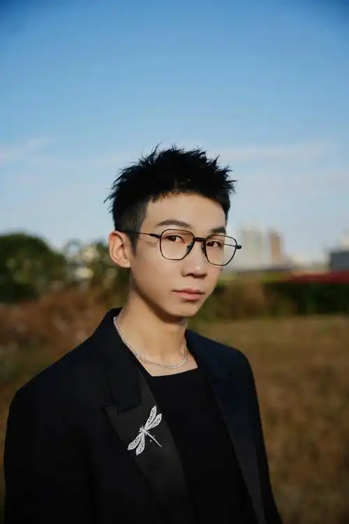 白举纲和黑色西装锁死了