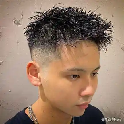 稍长一点的头发,我们可以在内部去除一部分发量,起到支撑的作用,增加