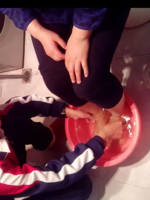 有没有洗脚的照片 就是给父母洗的 最好都不露脸求两张 最好是男生的