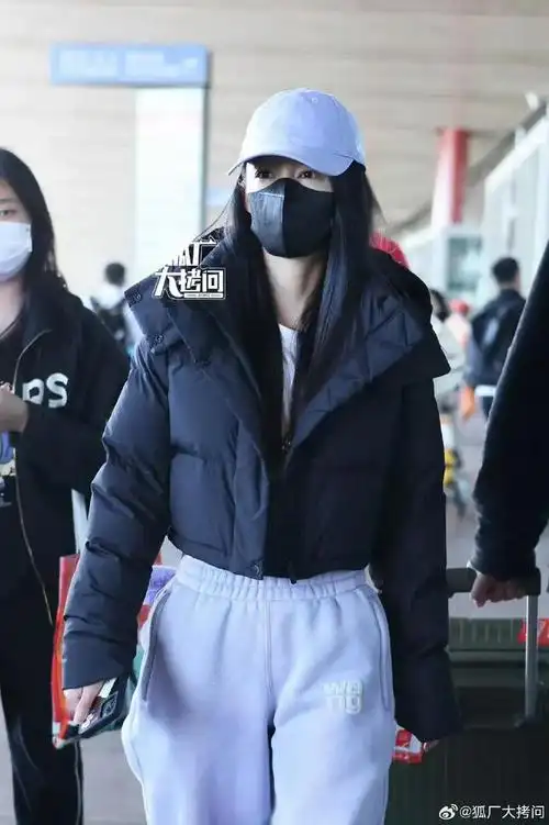 实力演员李沁今日北京机场生图出炉啦沁沁好漂亮啊