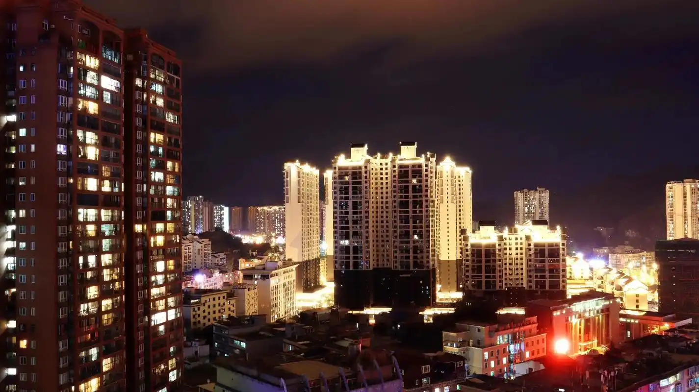 摄影记疫窗外的万家灯火每一盏都照亮黑夜到明天就满月了看着窗外的