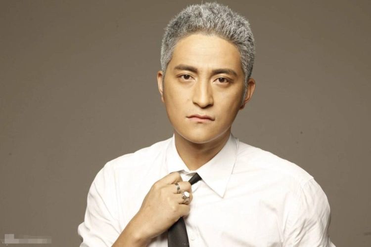 步入中年满头白发,这些发型不用染发也能让你气质大增还减龄!