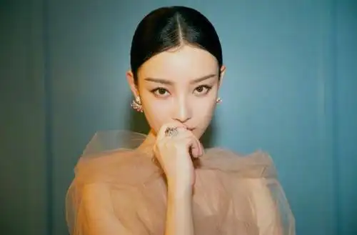 倪妮春日风美照来袭!雾霾蓝西装搭奶色长裙,不愧是"时尚魔王"