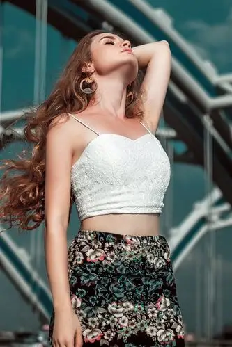 棕色头发的女孩,姿势,桥梁 iphone 壁纸