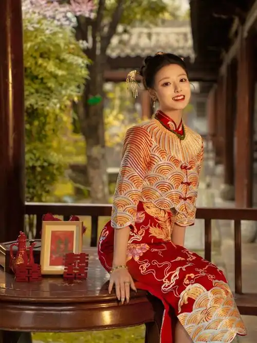 占据国人审美的新中式秀禾旗袍婚纱照