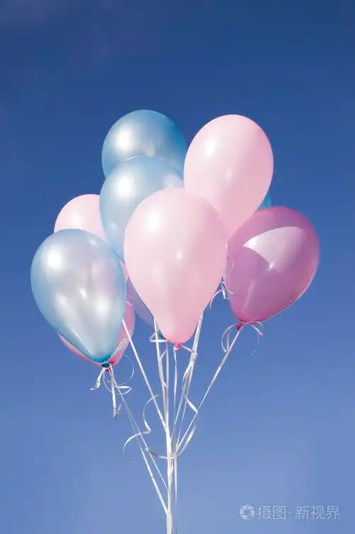 彩色气球和蓝天