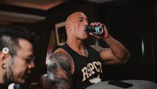 巨石强森新纹身完成牛头造型抢眼象征奋战不屈的精神