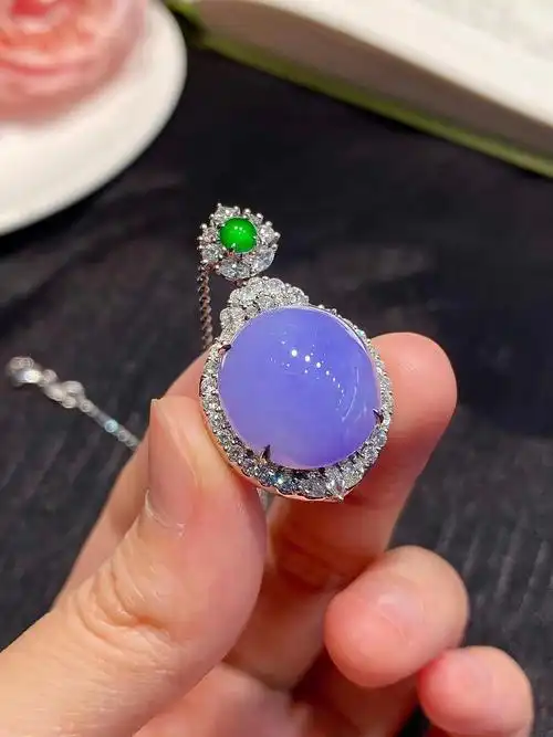 18k金镶嵌艳紫翡翠蛋面吊坠