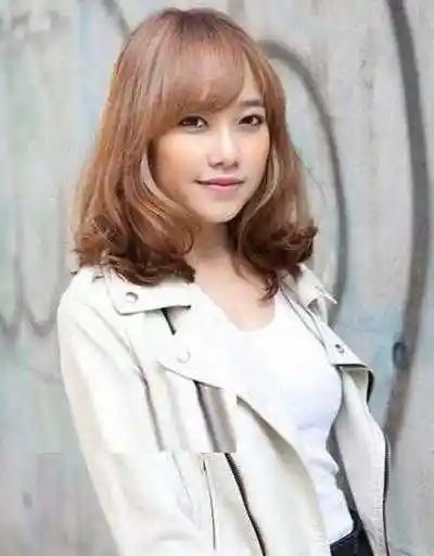 亮丽迷人中长直发内扣梨花头梨花头是一个不挑脸型百搭的发型