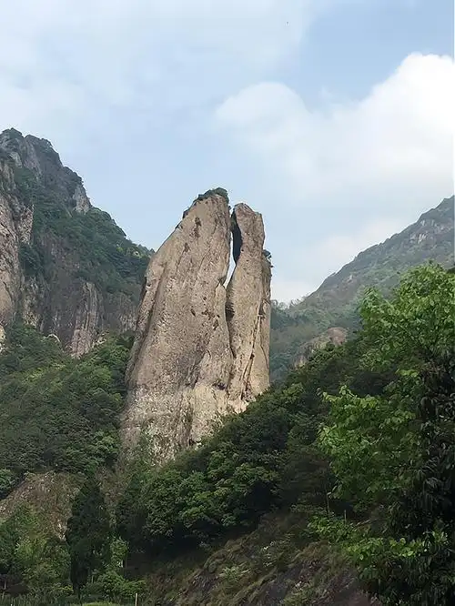 以风景秀丽而闻名的山,被誉为海上名山,在世界上享有独特的声誉