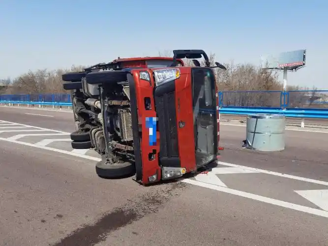 货车超载侧翻交警火速救援