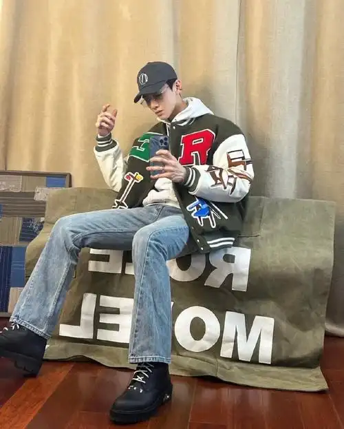 白敬亭 对镜自拍合集__财经头条