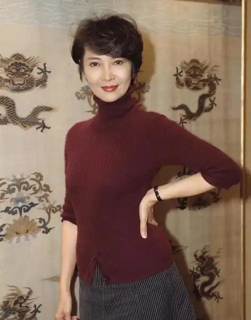 73岁萧芳芳罕露面,身材消瘦头发花白,活出了女人该有的样子