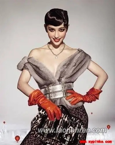 李冰冰穿皮草,戴这样的手套怪怪的,有点雷