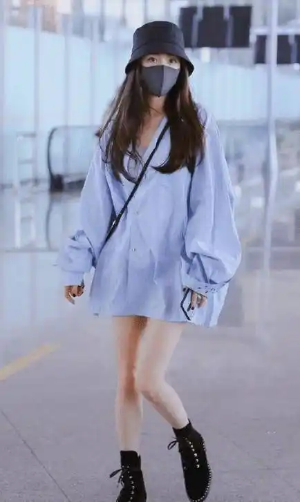 杨幂的机场造型从来没有让我们失望过,一件衬衣走机场,宽松衬衣下好