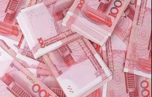 6万元!女子路上捡了个袋子,竟是一叠叠的百元大钞!