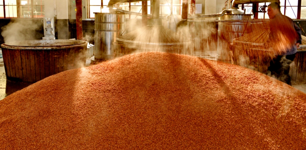 在师承茅台"12987"传统酱酒工艺技术的基础上,秦池酒厂发挥自身酿酒