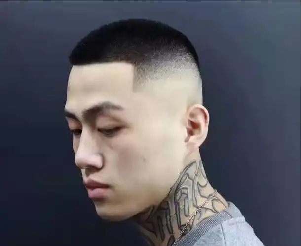 短寸头整个发型是跟随头型走的,整体呈现一个圆形的效果,但为了体现