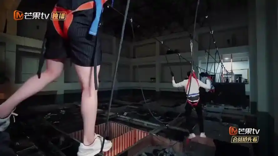 密逃:原来刘昊然才是隐藏女团腿,大张伟郭麒麟夸他,停不下来!