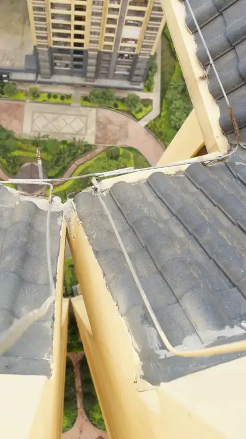 南宁一小区两高楼楼顶"紧靠",业主担忧楼栋倾斜!