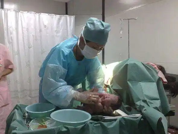 分娩的时候宝宝努力挤出产道,直肠受到刺激,里面的内容物自然会被推