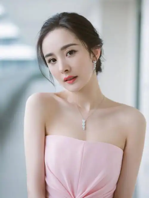 17岁的杨幂被成龙看中,一起拍广告,拍完片酬立马爆涨100倍(3)-度小视