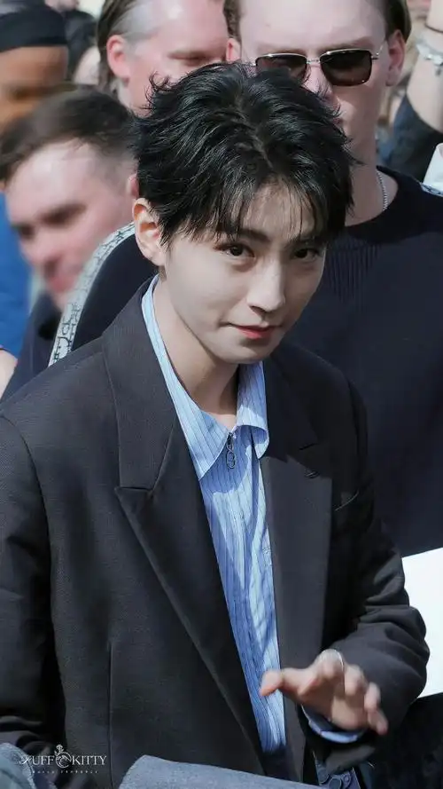 中韩男星时装周状态##王俊凯cl巴黎时装周