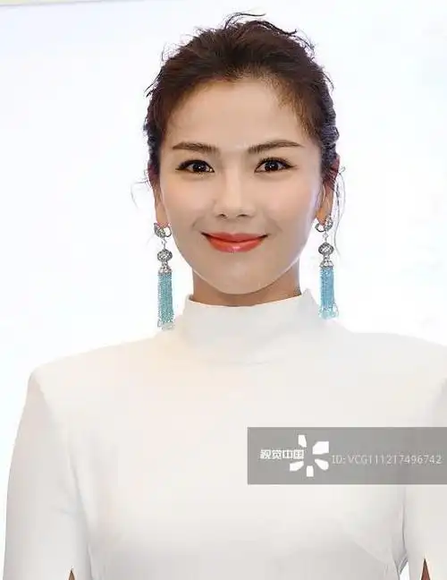 刘涛来到某商场参加活动她的微笑充满了女性成熟和魅力